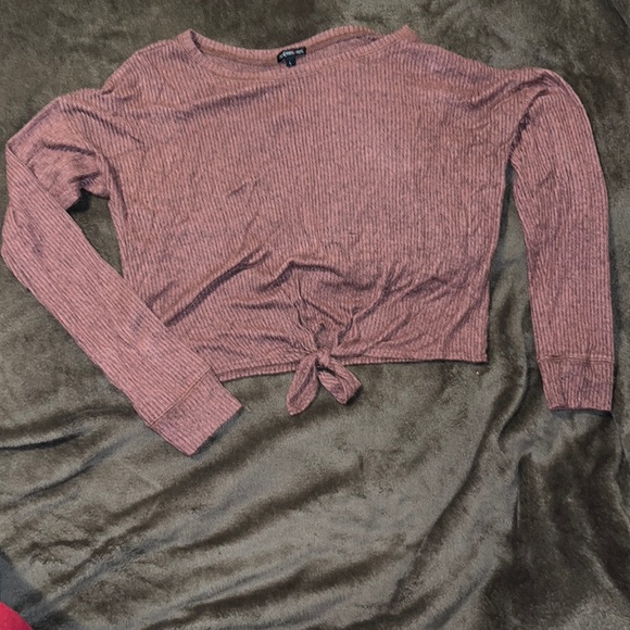 Long sleeve crop top with a knot in the front. - Picture 2 of 3